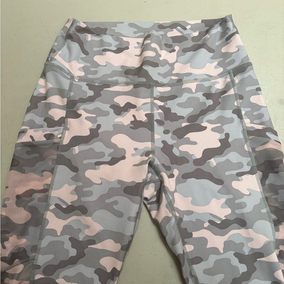 Fabletics High Waisted Powerhold 7/8 Leggings Women’s Pink Black camo 2 pockets - Picture 8 of 14